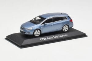 Opel Astra J Sports Tourer Blue Metallic Minichamps 1:43 400049012 Pressofusione — immagine 2 di 4