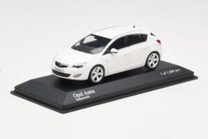 Opel Astra J Bianco Minichamps 1:43 400049001 Pressofusione — immagine 2 di 4