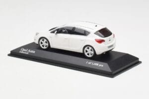 Opel Astra J Bianco Minichamps 1:43 400049001 Pressofusione — immagine 3 di 4