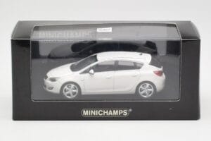 Opel Astra J Bianco Minichamps 1:43 400049001 Pressofusione — immagine 4 di 4