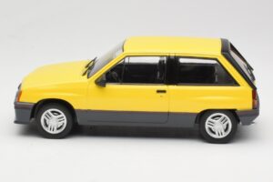 Opel Corsa A SR Giallo MCG 1:18 MCG18431 Pressofusione — immagine 3 di 6