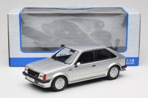 Opel Kadett D GTE Argento MCG 1:18 MCG18533 Pressofusione — immagine 6 di 6