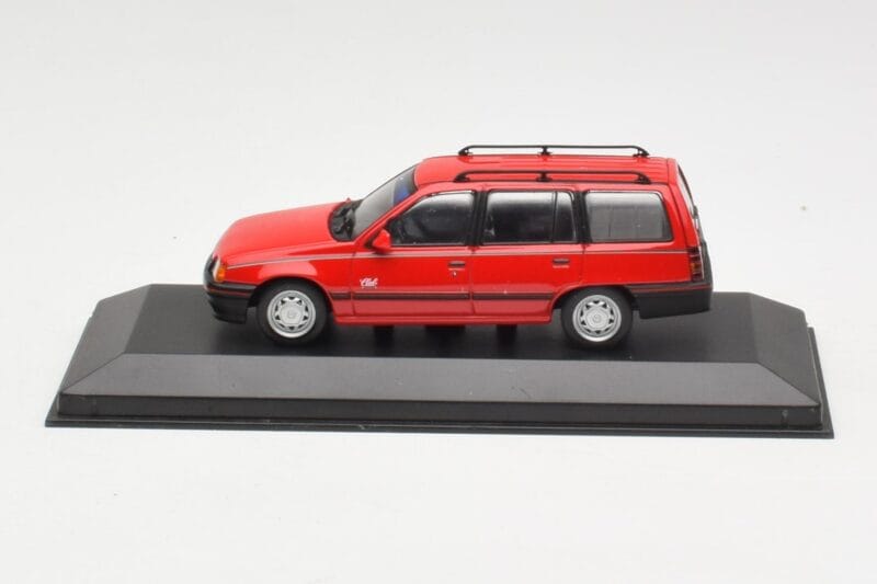 Opel Kadett E Club Station Wagon Rosso Minichamps 1:43 400045910 Pressofusione