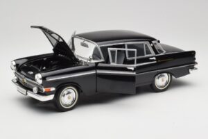 Opel Kapitan P2 Nero Revell 1:18 08821 Pressofusione — immagine 2 di 8