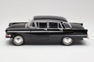 Opel Kapitan P2 Nero Revell 1:18 08821 Pressofusione — immagine 4 di 8