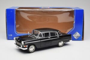 Opel Kapitan P2 Nero Revell 1:18 08821 Pressofusione — immagine 8 di 8