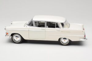 Opel Kapitan P2 Bianco Revell 1:18 08821-M1 Pressofusione — immagine 4 di 8