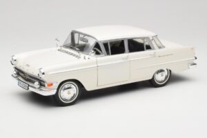 Opel Kapitan P2 Bianco Revell 1:18 08821-M1 Pressofusione