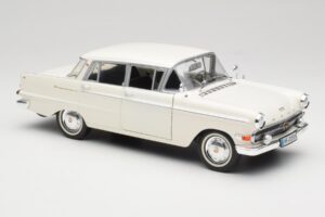 Opel Kapitan P2 Bianco Revell 1:18 08821-M1 Pressofusione — immagine 6 di 8