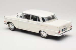 Opel Kapitan P2 Bianco Revell 1:18 08821-M1 Pressofusione — immagine 7 di 8