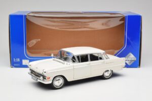 Opel Kapitan P2 Bianco Revell 1:18 08821-M1 Pressofusione — immagine 8 di 8