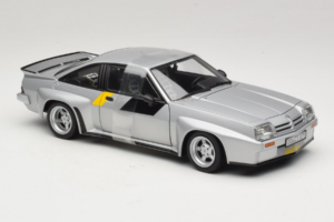 Opel Manta 400 Homologation Argento Revell 1:18 08491 Pressofusione — immagine 4 di 6