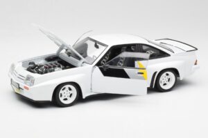 Opel Manta 400 Homologation Bianco Revell 1:18 8819 Pressofusione — immagine 2 di 8