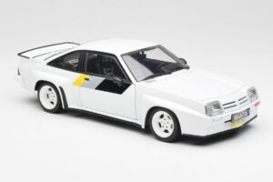 Opel Manta 400 Homologation Bianco Revell 1:18 8819 Pressofusione — immagine 6 di 8