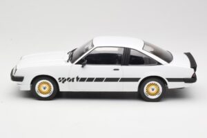 Opel Manta B Sport Bianco MCG 1:18 MCG18237 Pressofusione — immagine 3 di 6