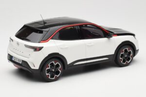 Opel Mokka-E GS Line Jada Bianco Otto 1:18 OT1045 Resina — immagine 2 di 6
