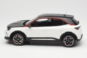 Opel Mokka-E GS Line Jada Bianco Otto 1:18 OT1045 Resina — immagine 3 di 6