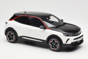 Opel Mokka-E GS Line Jada Bianco Otto 1:18 OT1045 Resina — immagine 4 di 6