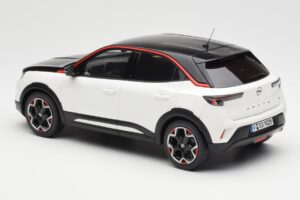 Opel Mokka-E GS Line Jada Bianco Otto 1:18 OT1045 Resina — immagine 5 di 6