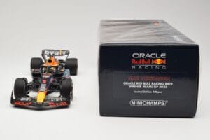 Oracle Red Bull Racing RB19 #1 M. Verstappen Winner Miami GP 2023 Minichamps 1:18 110230501 Pressofusione — immagine 6 di 6