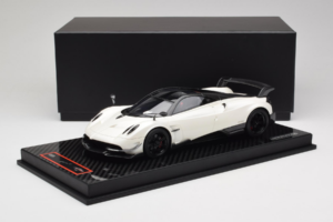 Pagani Huayra BC White Metallic Yy Model 1:18 REMC025 Resina — immagine 7 di 7