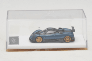 Pagani Zonda Tricolore Exposed Carbon Blu Henson & Heaven 1:64 PZTECB01 Pressofusione — immagine 6 di 7