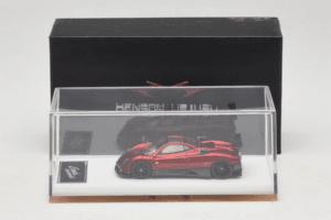 Pagani Zonda Tricolore Rosso Henson & Heaven 1:64 PZTR01 Pressofusione — immagine 7 di 7