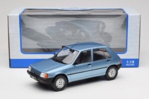 Peugeot 205 Blu MCG 1:18 MCG18491 Pressofusione — immagine 6 di 6