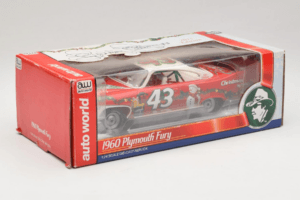Plymouth Fury #43 R. Petty NASCAR 1960 Auto World 1:24 AW24003/06 Pressofusione — immagine 2 di 3