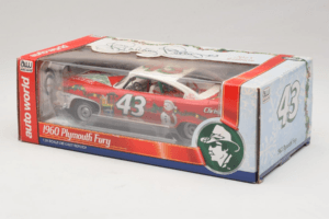 Plymouth Fury #43 R. Petty NASCAR 1960 Auto World 1:24 AW24003/06 Pressofusione — immagine 3 di 3