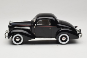 Pontiac Deluxe Nero Signature Models 1:18 18106 Pressofusione — immagine 4 di 8