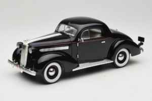 Pontiac Deluxe Nero Signature Models 1:18 18106 Pressofusione