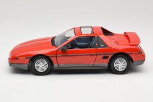 Pontiac Fiero GT Rosso Road Signature 1:18 92588 Pressofusione — immagine 4 di 8
