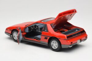 Pontiac Fiero GT Rosso Road Signature 1:18 92588 Pressofusione — immagine 5 di 8