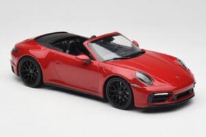 Porsche 911 992 Carrera 4 GTS Cabriolet Rosso Minichamps 1:18 155063032 Pressofusione — immagine 4 di 6