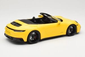 Porsche 911 992 Carrera 4 GTS Cabriolet Giallo Minichamps 1:18 155063030 Pressofusione — immagine 2 di 6