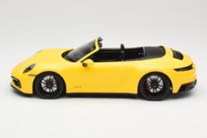 Porsche 911 992 Carrera 4 GTS Cabriolet Giallo Minichamps 1:18 155063030 Pressofusione — immagine 3 di 6