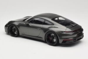 Porsche 911 992 Carrera 4 GTS Green Metallic Minichamps 1:18 155063101 Pressofusione — immagine 5 di 6