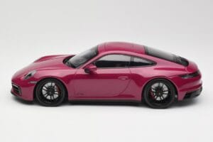 Porsche 911 992 Carrera 4 GTS Rubystar Minichamps 1:18 155063102 Pressofusione — immagine 3 di 6