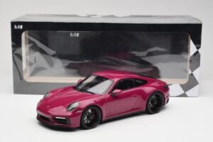 Porsche 911 992 Carrera 4 GTS Rubystar Minichamps 1:18 155063102 Pressofusione — immagine 6 di 6