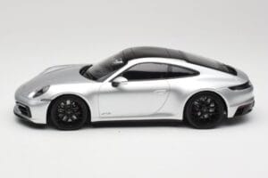 Porsche 911 992 Carrera 4 GTS Argento Minichamps 1:18 155063104 Pressofusione — immagine 3 di 6
