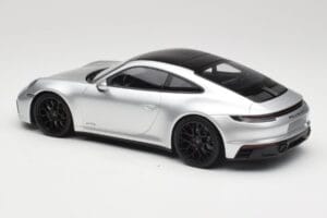 Porsche 911 992 Carrera 4 GTS Argento Minichamps 1:18 155063104 Pressofusione — immagine 5 di 6