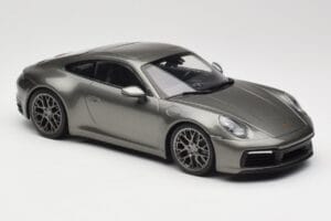 Porsche 911 992 Carrera 4S Aventurine Green Metallic Minichamps 1:18 155067328 Pressofusione — immagine 2 di 6