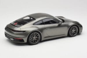 Porsche 911 992 Carrera 4S Aventurine Green Metallic Minichamps 1:18 155067328 Pressofusione — immagine 3 di 6
