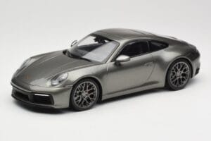 Porsche 911 992 Carrera 4S Aventurine Green Metallic Minichamps 1:18 155067328 Pressofusione