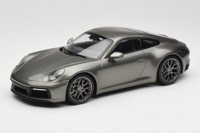 Porsche 911 992 Carrera 4S Aventurine Green Metallic Minichamps 1:18 155067328 Pressofusione