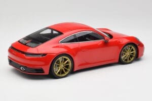 Porsche 911 992 Carrera 4S Guards Rosso & Cerchi Oro Minichamps 1:18 153067328 Pressofusione — immagine 2 di 6