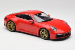 Porsche 911 992 Carrera 4S Guards Rosso & Cerchi Oro Minichamps 1:18 153067328 Pressofusione — immagine 4 di 6