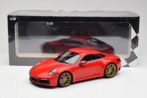 Porsche 911 992 Carrera 4S Guards Rosso & Cerchi Oro Minichamps 1:18 153067328 Pressofusione — immagine 6 di 6