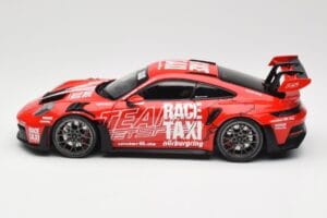 Porsche 911 992 GT3 RS Getspeed Race Taxi Guards Red Minichamps 1:18 110062040 Pressofusione — immagine 4 di 8